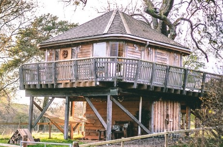 Squirrles Nest- tree house with hot tub