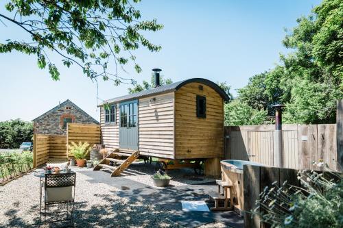 Boutique luxury shephers hut with hot tub in Launceston Cornwall