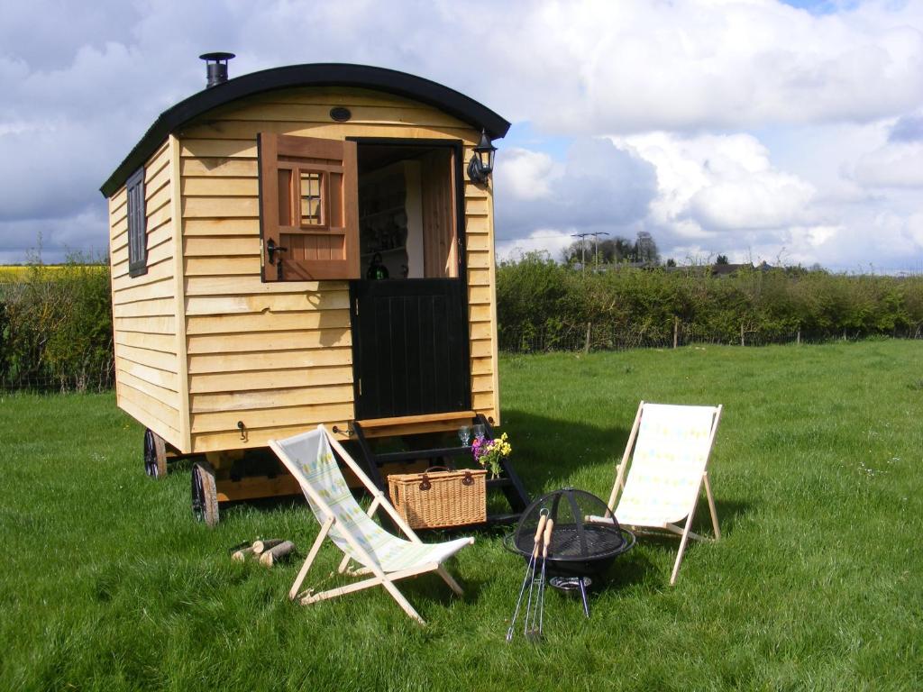 Marshwood Farm Shepherds hut and B & B in Wiltshire